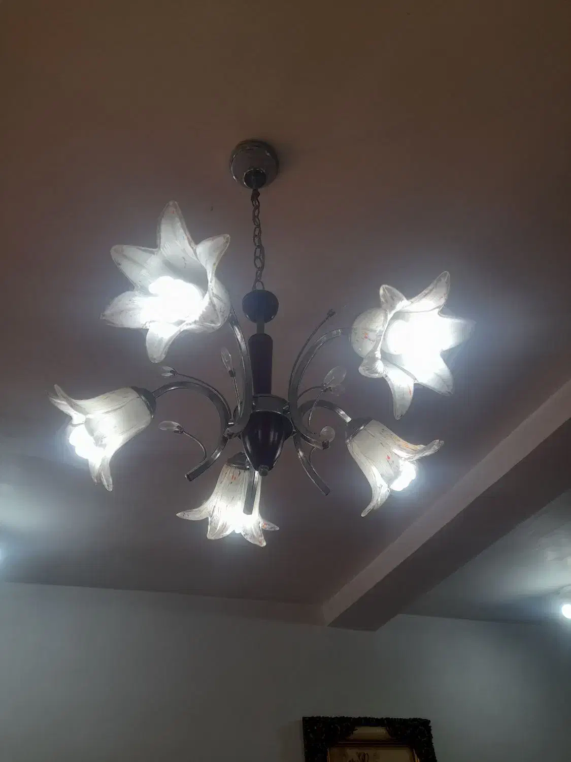 لوستر پنج شاخه بسیارزیبا در شهر سنگر|لوستر و چراغ آویز|سنگر, |دیوار