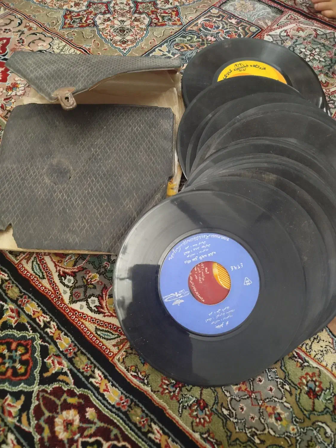 صفحه گرام|کلکسیون اشیاء عتیقه|کرج, باغستان|دیوار