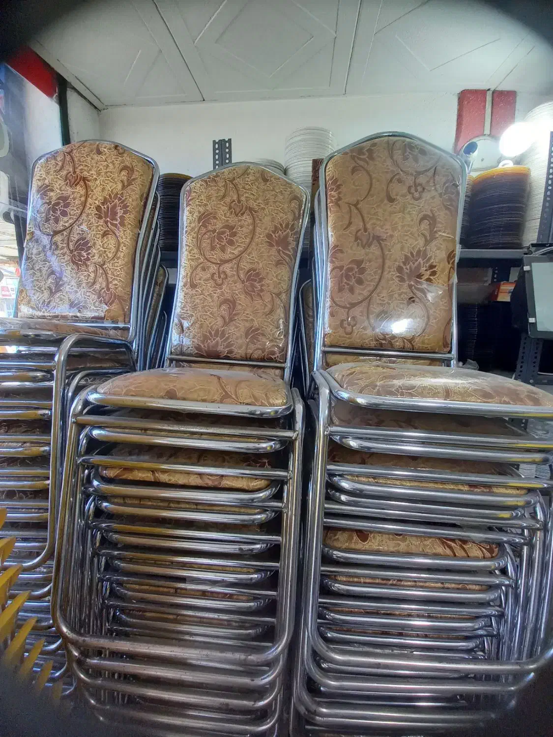 صندلی فلزی پشت بلند ثابت|صندلی و نیمکت|محمودآباد, |دیوار