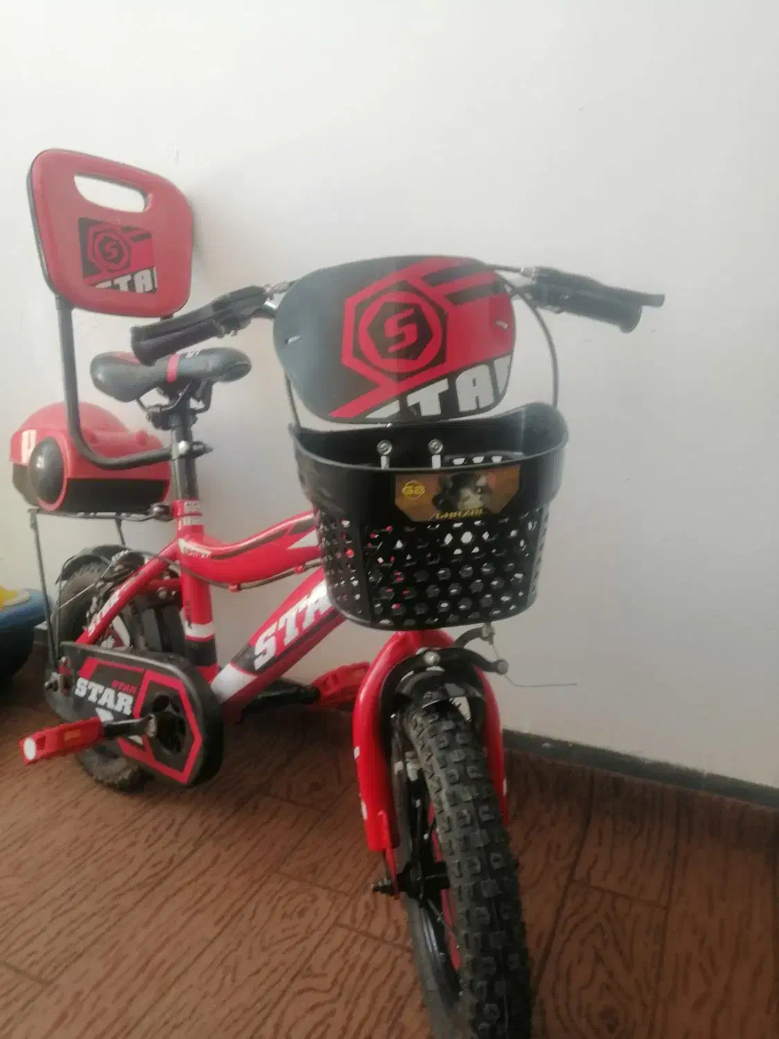 دوچرخه|دوچرخه، اسکیت، اسکوتر|میانه, |دیوار