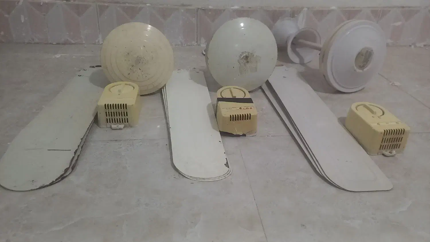 سه عدد پنکه سقفی|پنکه و تصفیهکنندهٔ هوا|گرگان, |دیوار