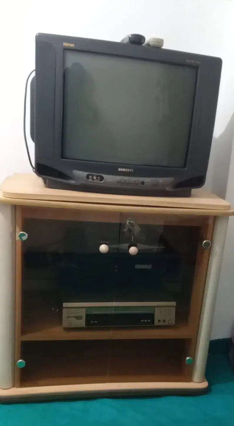 تلویزیون و میز تلویزیون|تلویزیون و پروژکتور|رشت, خمیران زاهدان|دیوار