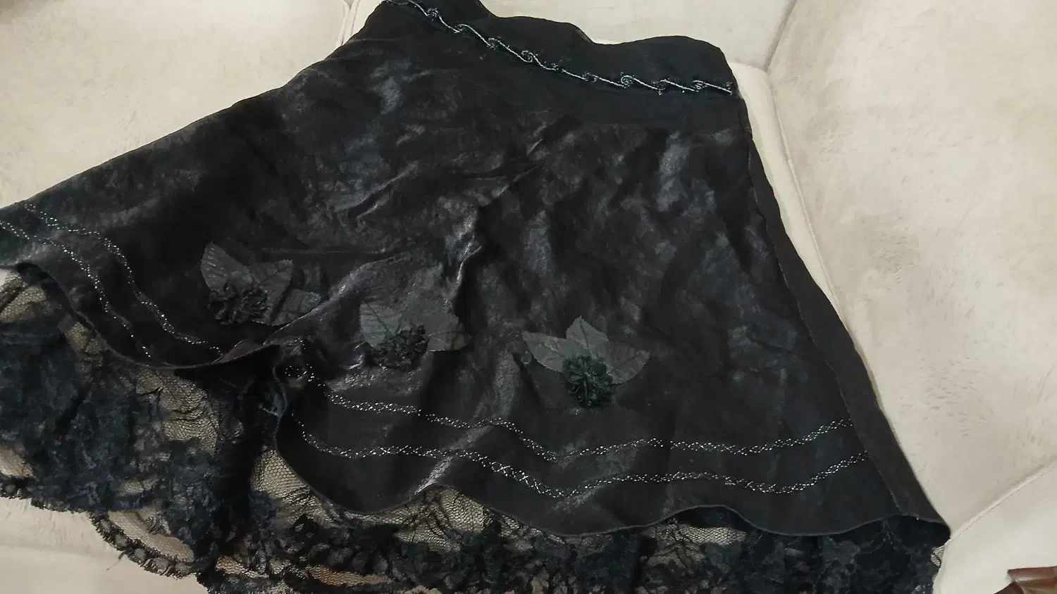 دامن مشکی|لباس|ری, سیزده آبان|دیوار