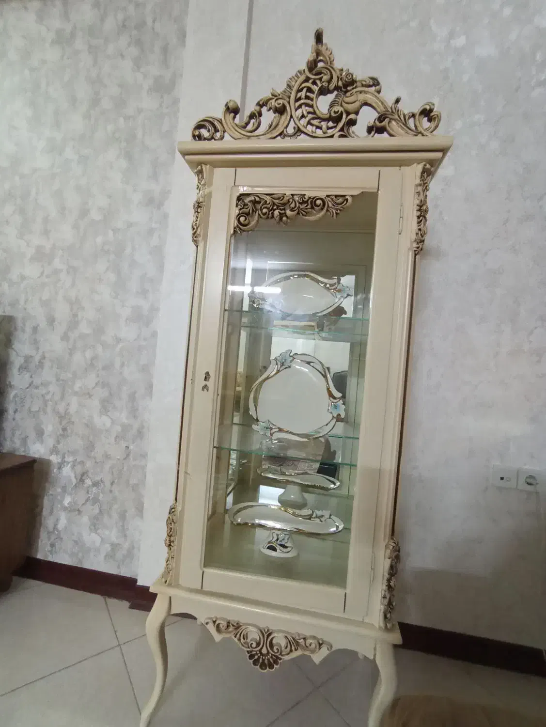 گنجه استخوانی کاملا تمیز|بوفه، ویترین، کنسول|مشهد, شهید مطهری|دیوار