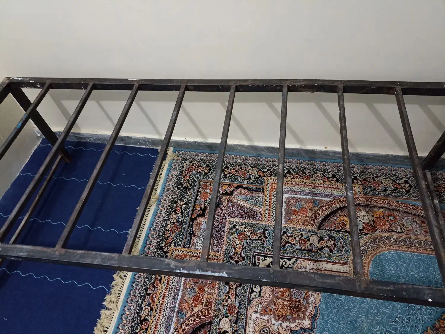 یک عدد تخت آهنی رختخواب|تشک تختخواب|زابل, |دیوار