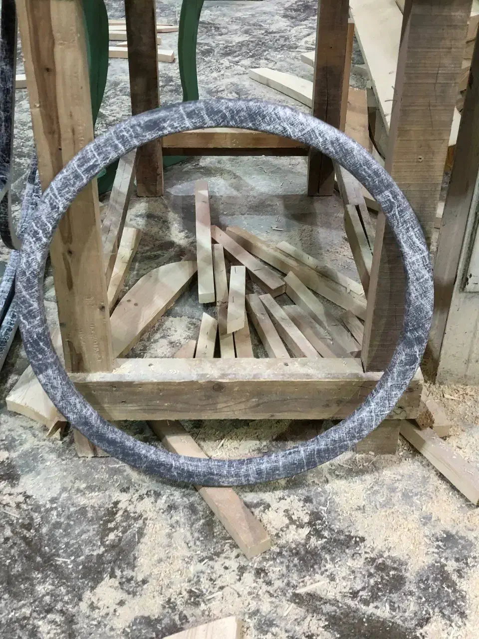 قاب آیینه چوبی گرد دیواری عمده  وتک|آینه|رباط‌کریم, منجیل آباد|دیوار