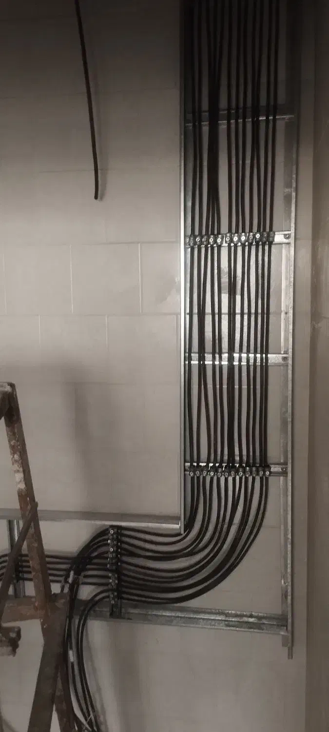 به تعدادی نیرو جهت برق کاری نیازمندیم|استخدام معماری، عمران و ساختمانی|تهران, گلستان (شهرک راه آهن)|دیوار