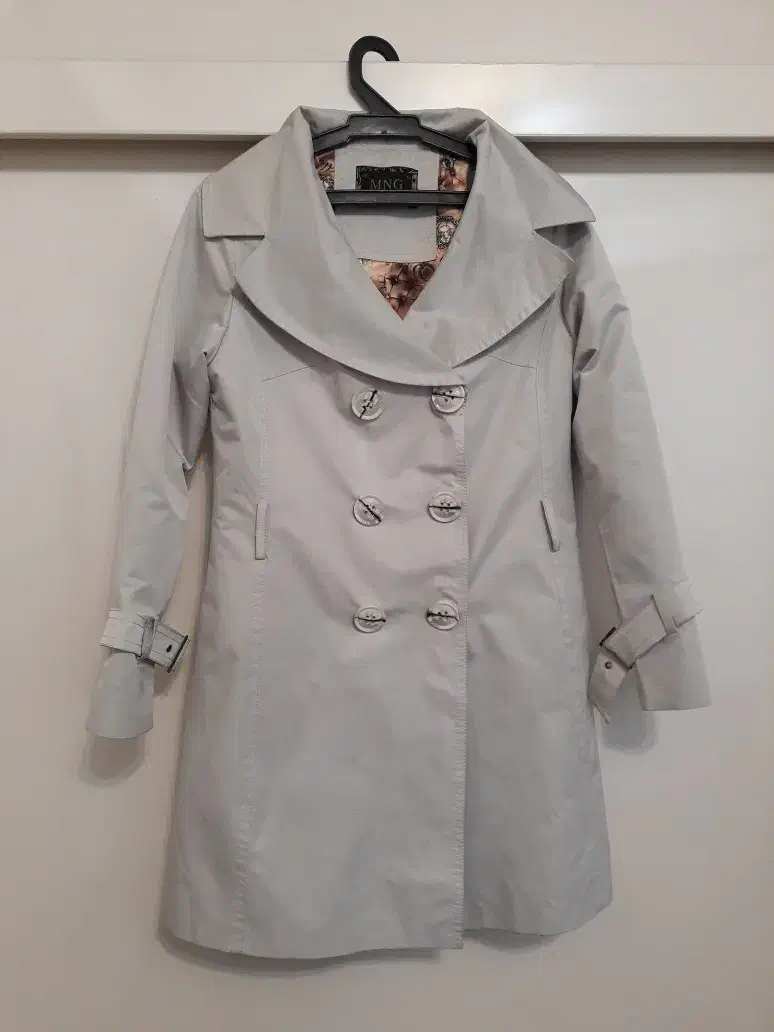 مانتو و بارانی|لباس|بناب, |دیوار