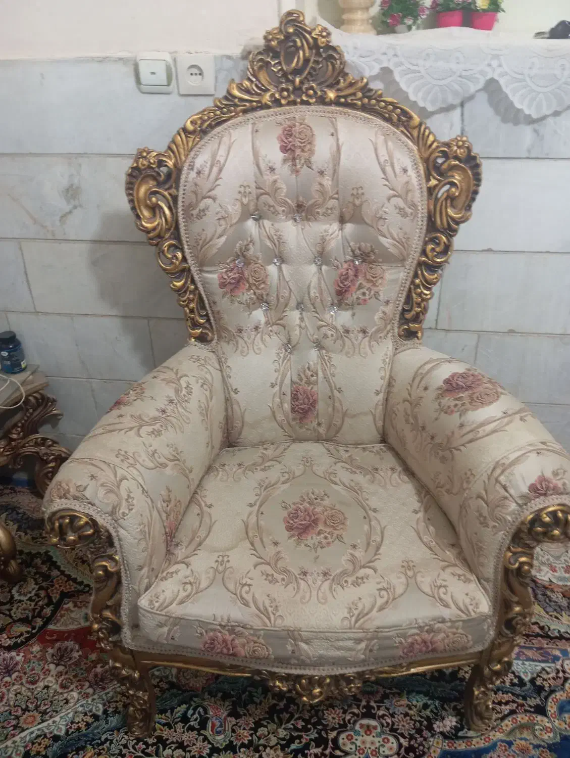 مبل سلطنتی ۹نفره سالم همراه با میز عسلی|مبلمان خانگی و میز عسلی|فشاپویه, |دیوار