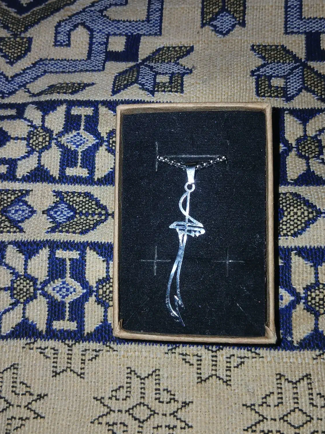 گردنبند شمشیر ذوالفقار|بدلیجات|پاکدشت, حصار امیر|دیوار