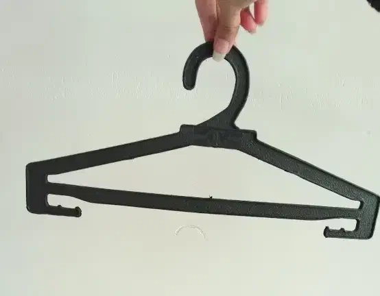 جالباسی ۲۵۰۰|بندرخت و رخت‌آویز|گلبهار, شهر جدید گلبهار|دیوار