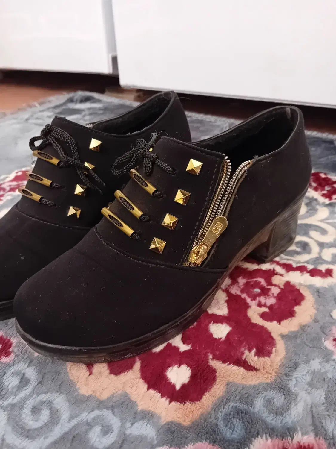 چند جفت کفش|کیف، کفش، کمربند|هشترود, |دیوار