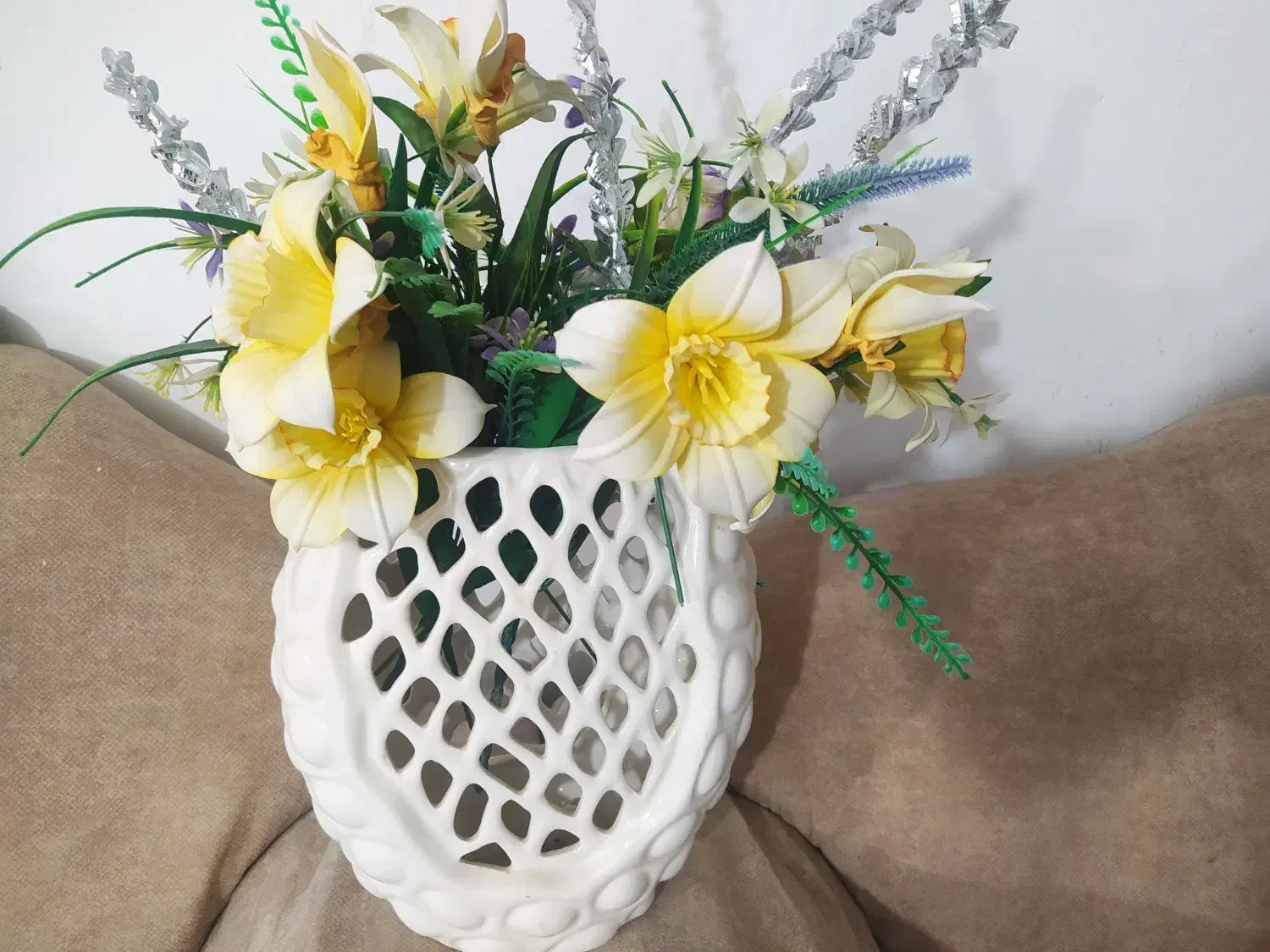 گلدان مشبک سرامیکی دکوری با گل نرگس مصنوعی|گل مصنوعی|سنندج, |دیوار