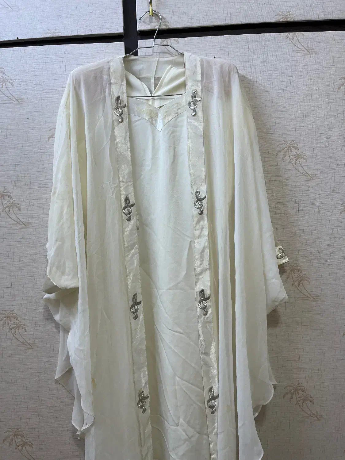 لباس مجلسی|لباس|شاهین‌شهر, نبوت|دیوار