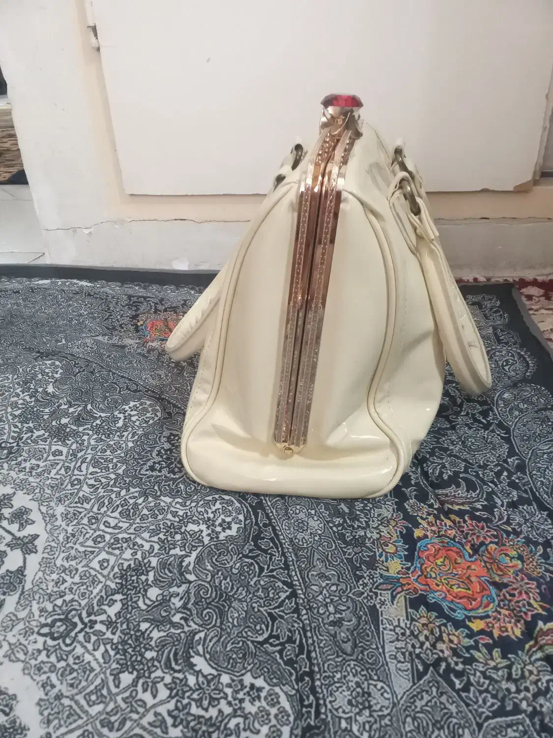 کیف مجلسی|کیف، کفش، کمربند|رباط‌کریم, رباط‌کریم|دیوار