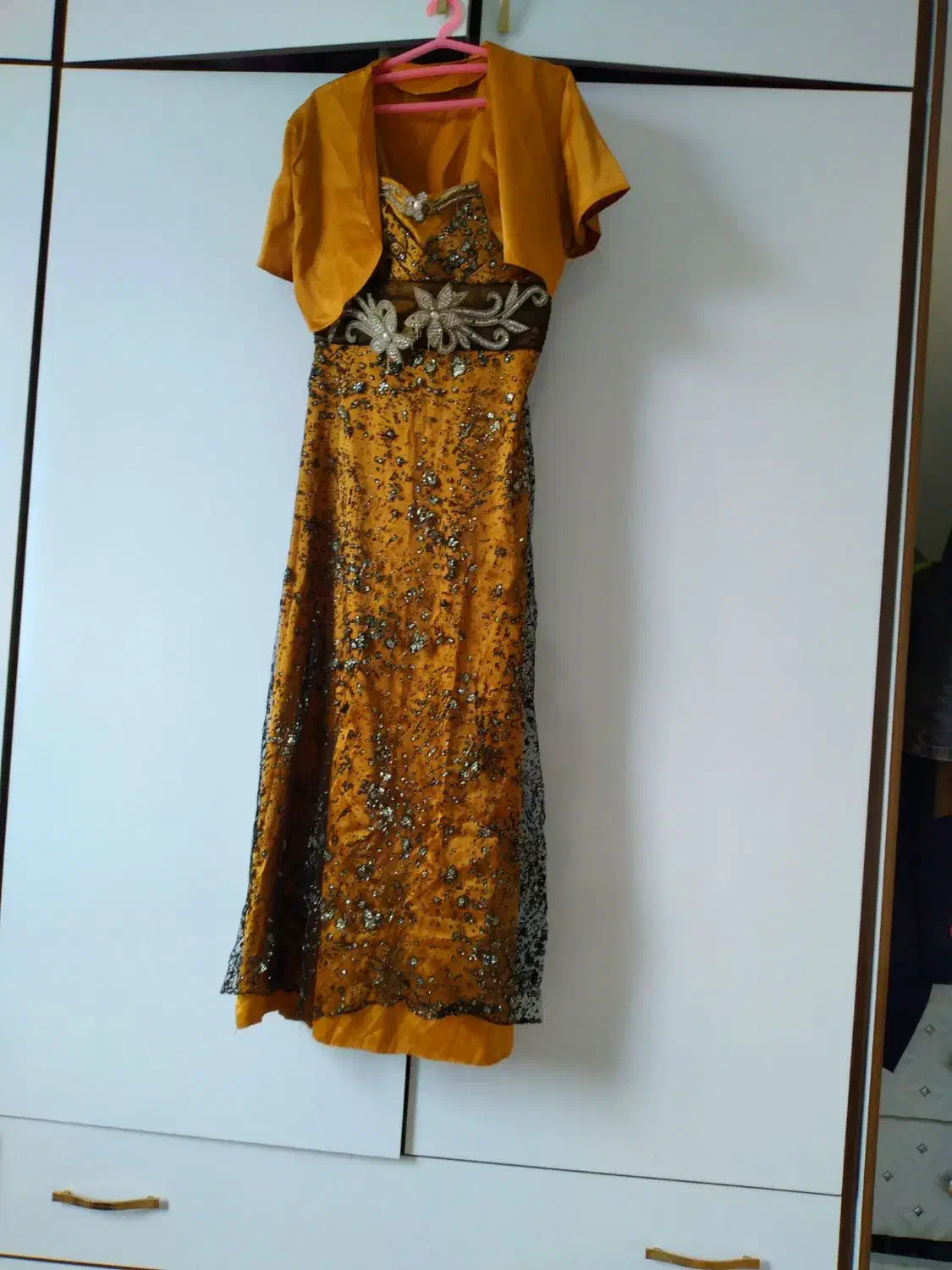 پیراهن مجلسی|لباس|لاهیجان, گلستان|دیوار