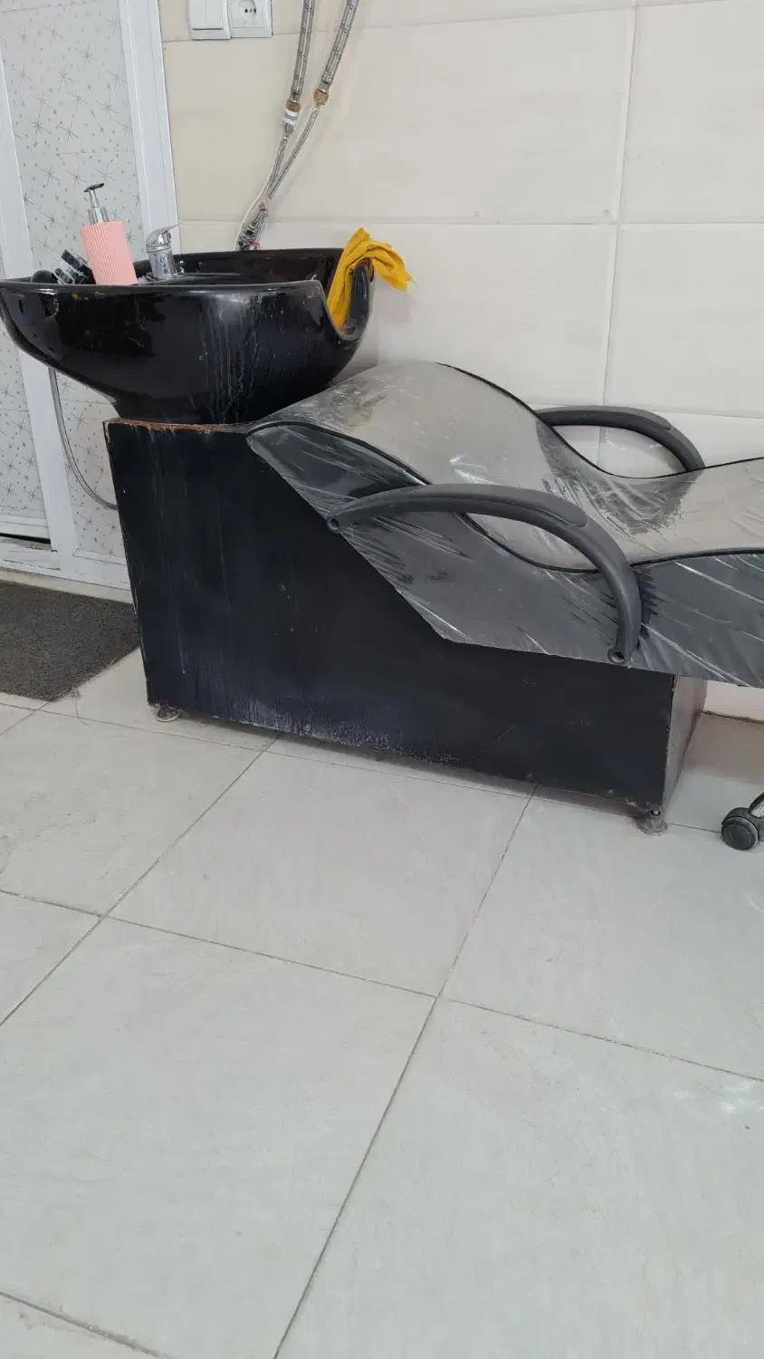 تجهیزات سالن زیبایی|آرایشگاه و سالن‌های زیبایی|بیرجند, |دیوار