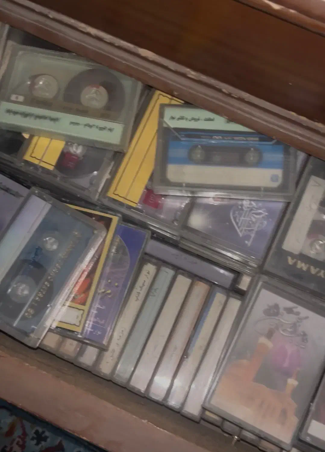 نوار کاست|فیلم و موسیقی|اصفهان, وحید|دیوار