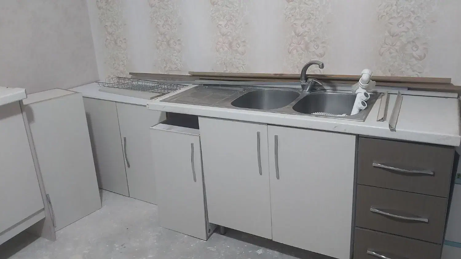 کابینت آشپزخانه با هود وسینک روشویی|آب‌چکان و نظم‌دهنده ظروف|قزوین, |دیوار