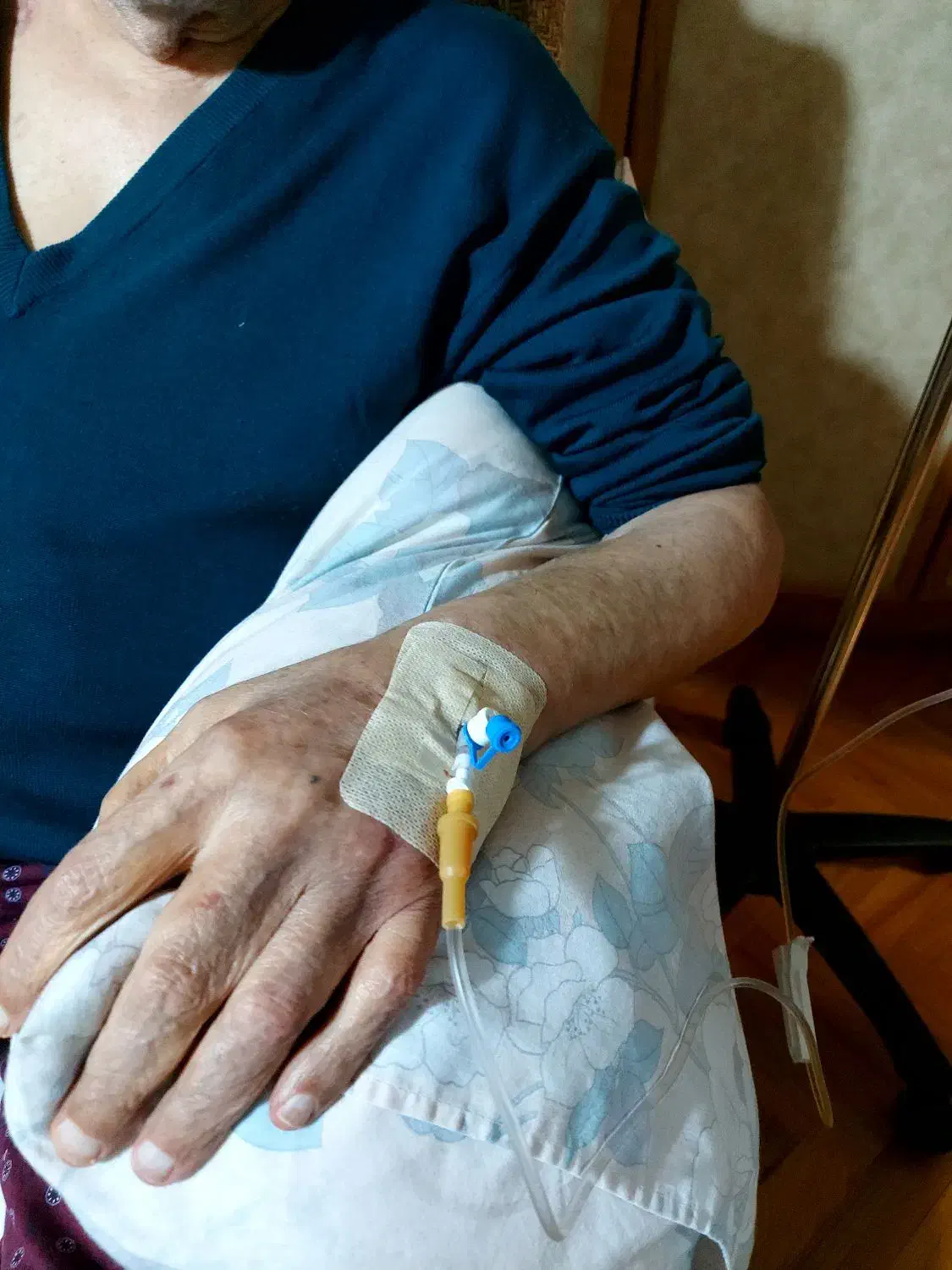 سرم تراپی و تزریقات و پانسمان نوین در منزل|خدمات آرایشگری و زیبایی|پرند, فاز ۲|دیوار