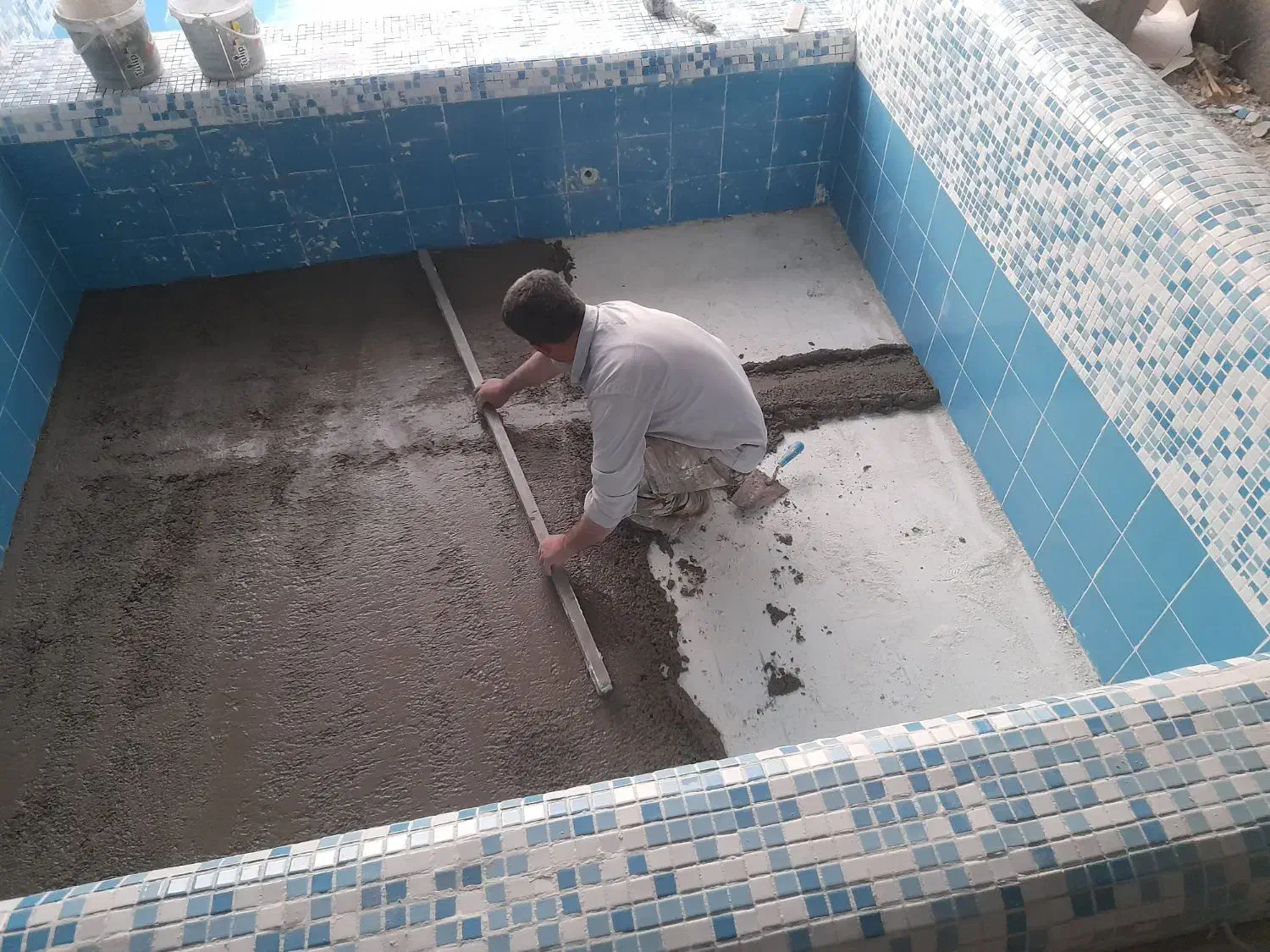 اجرای کاشی استخر. اسلب سرامیک. محوطه سازی باغ|خدمات پیشه و مهارت|شیراز, گلستان|دیوار