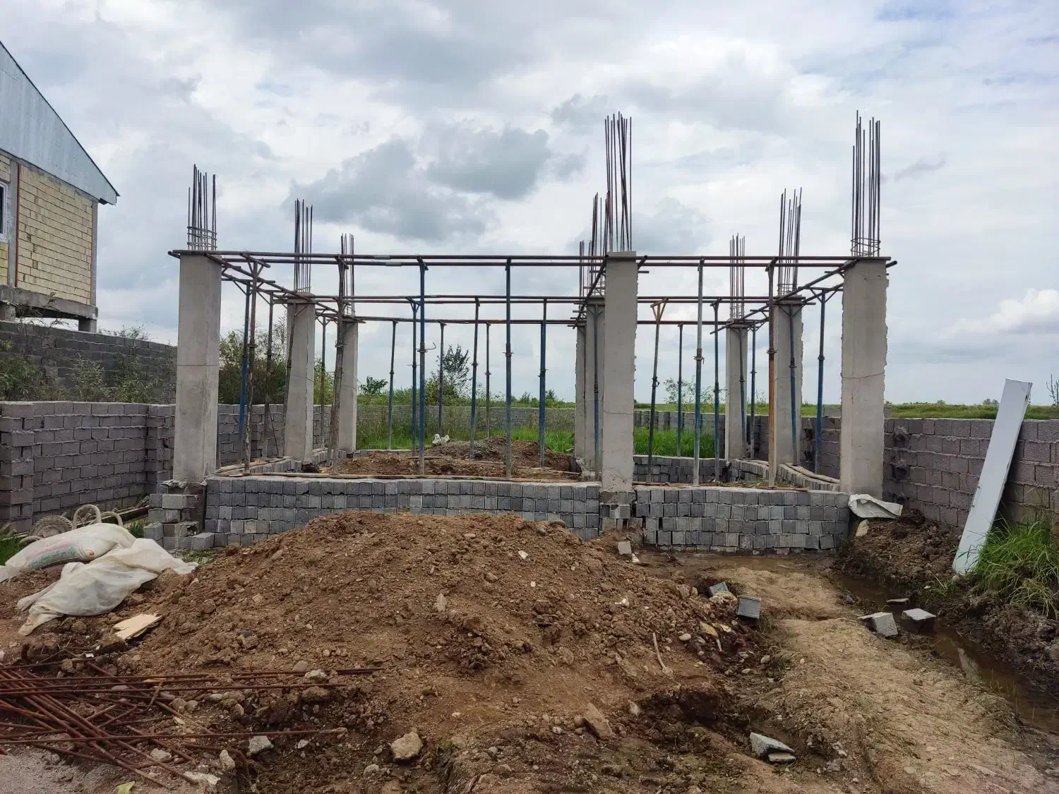 پیمانکاری صفر تا صد بازسازی محوطه سازی|خدمات پیشه و مهارت|لاهیجان, شهید آوینی|دیوار