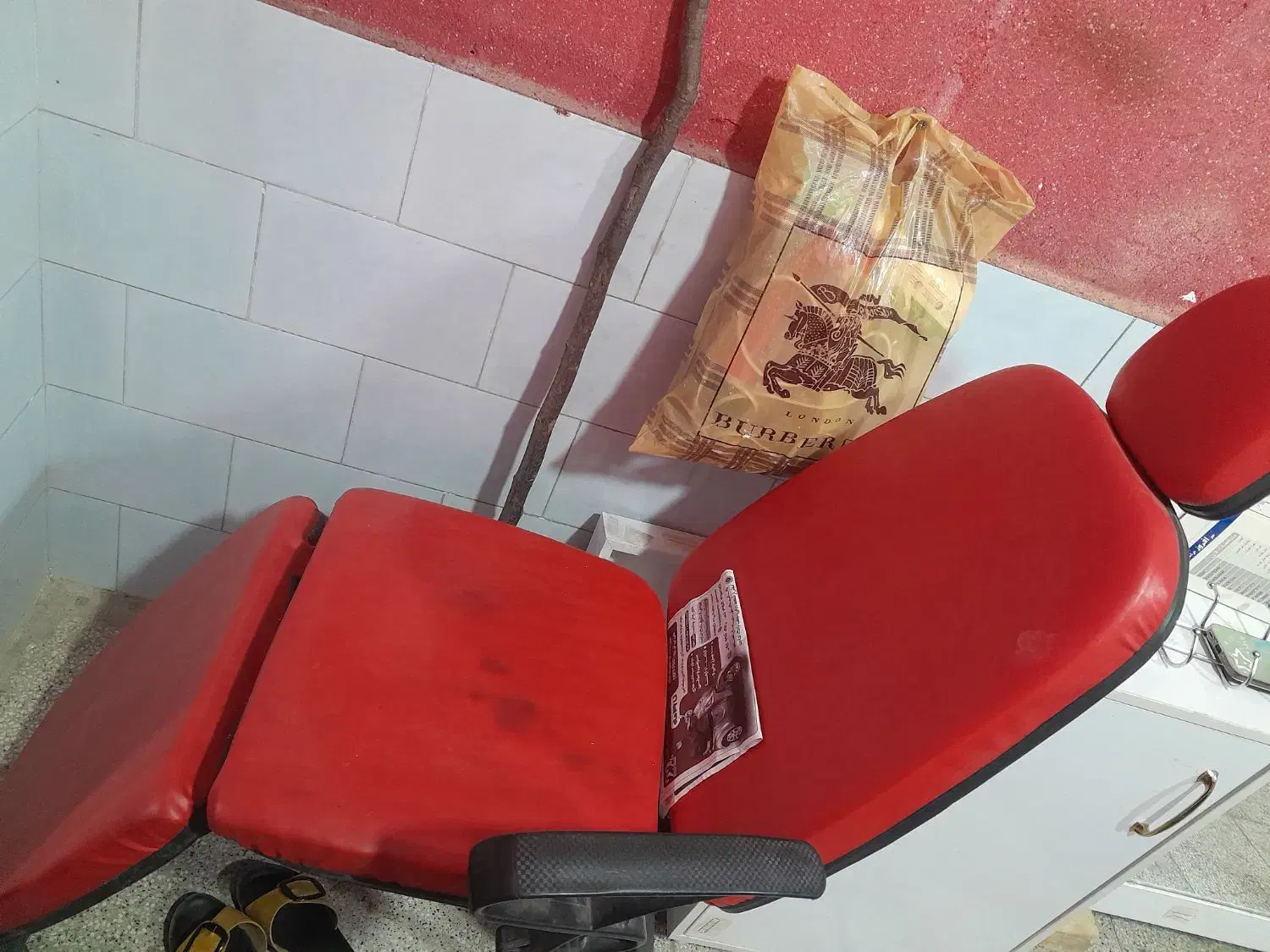 دو عدد صندلی دوتا اینه یه سرشور.|آرایشگاه و سالنهای زیبایی|گالیکش, |دیوار