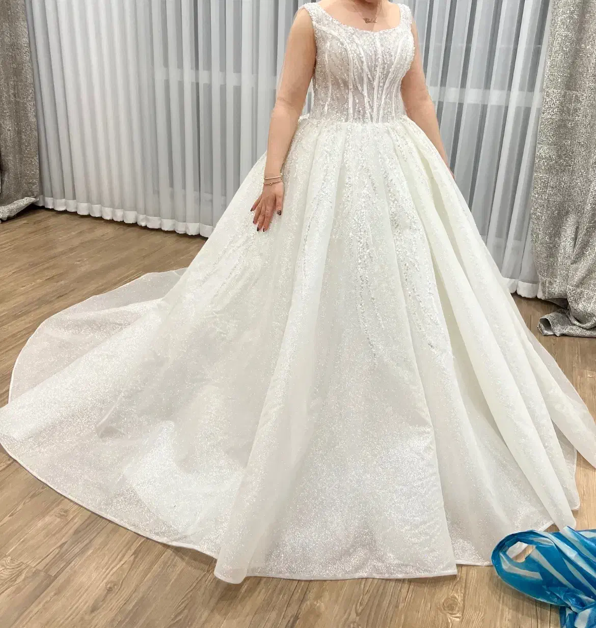 لباس عروس|لباس|فردیس, منظریه|دیوار