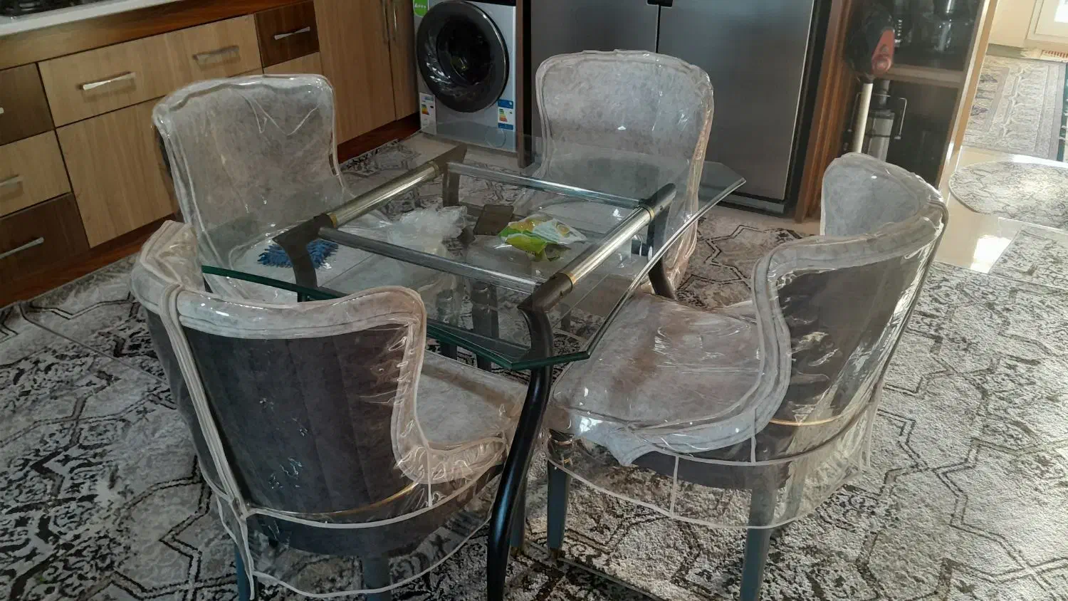 میز غذاخوری ۴نفره باصندلی راحتی|میز و صندلی غذاخوری|خرمدره, |دیوار