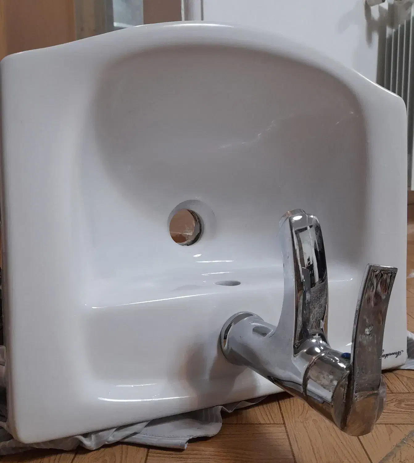 روشویی با شیرآلات شایان|لوازم سرویس بهداشتی|رشت, بازار|دیوار