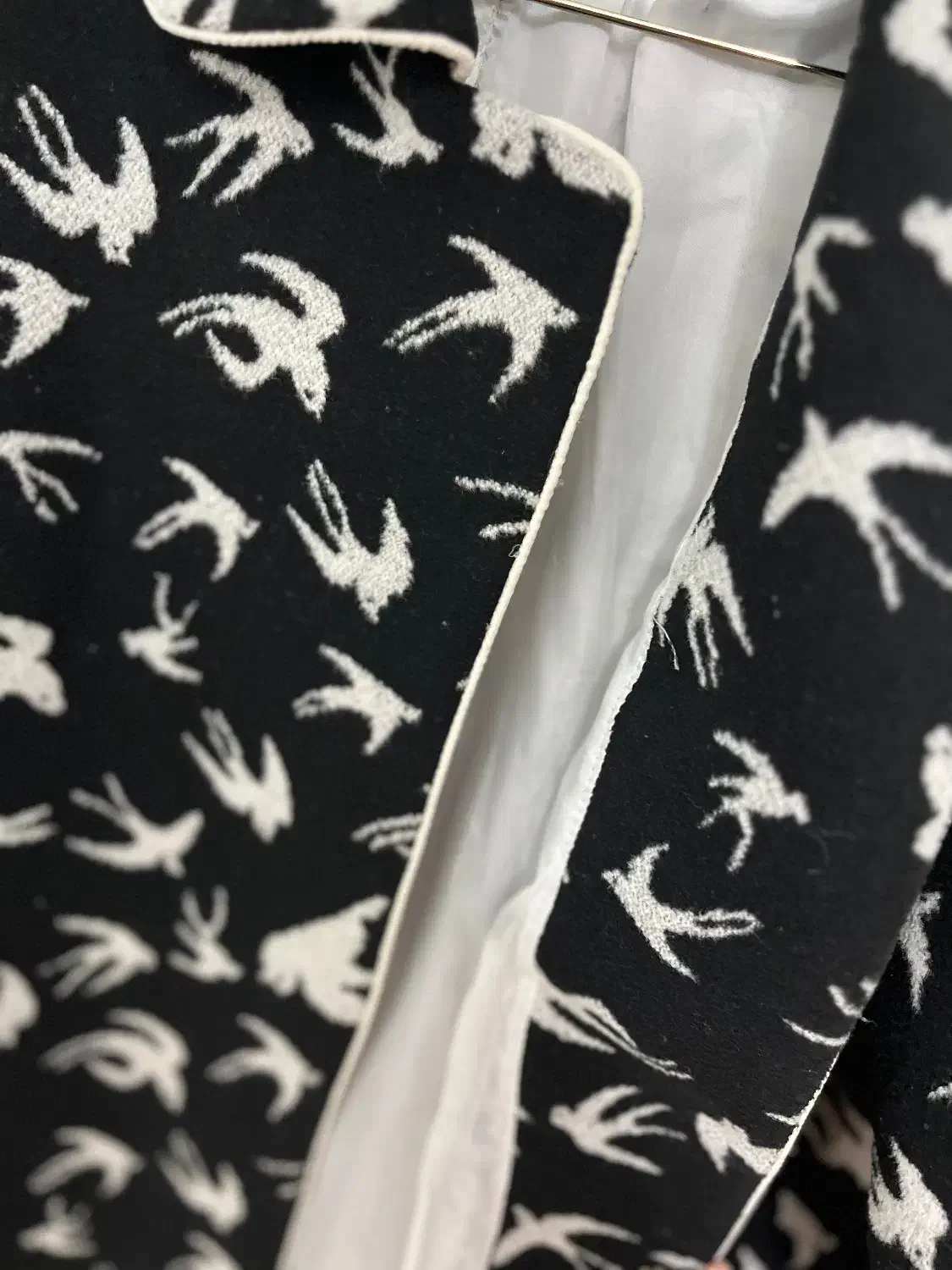 پالتو|لباس|قم, هفت تیر|دیوار