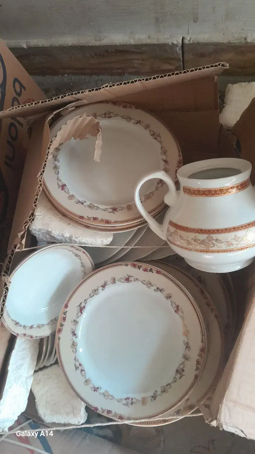 فروش چندکارتن چینی زمان شاه.۵فلاکس چای|کلکسیون اشیاء عتیقه|نجف‌آباد, صالح آباد|دیوار