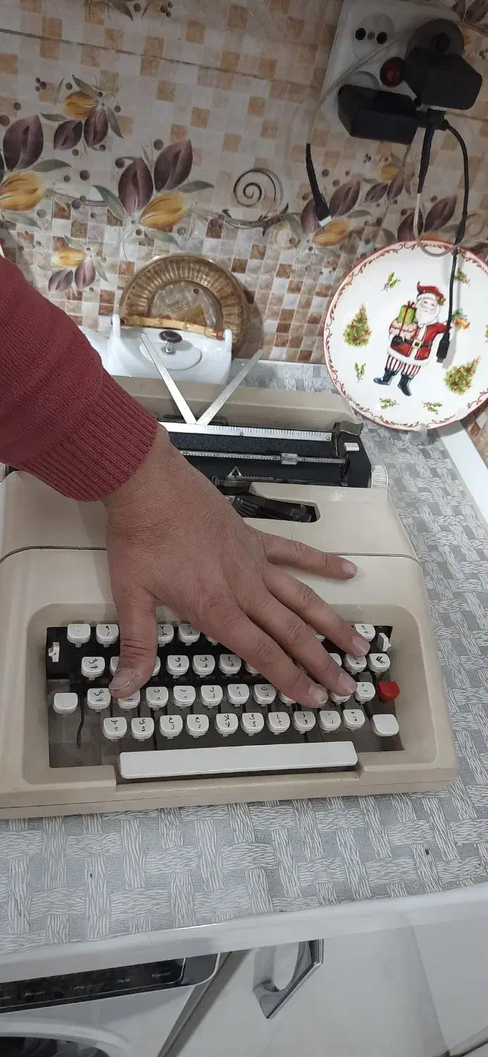 ماشین تایپ فارسی فلزی olivetti اسپانیایی|لوازم التحریر|مشکین‌دشت, |دیوار