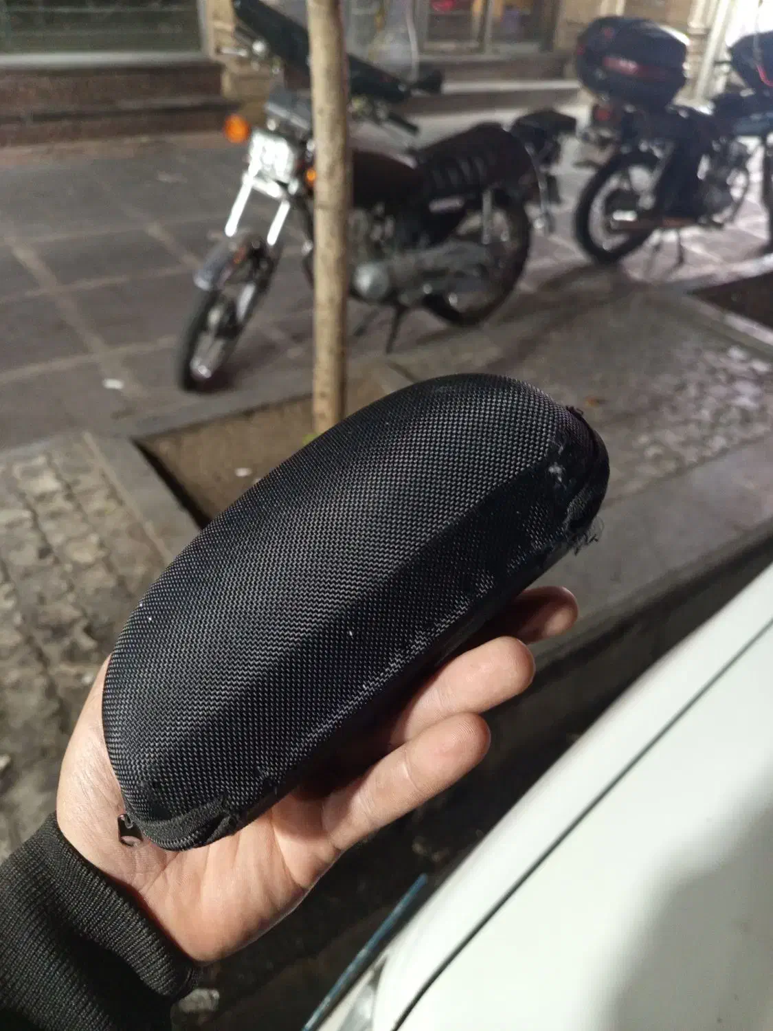 عینک پیدا شده|اشیا|پرند, فاز ۵|دیوار