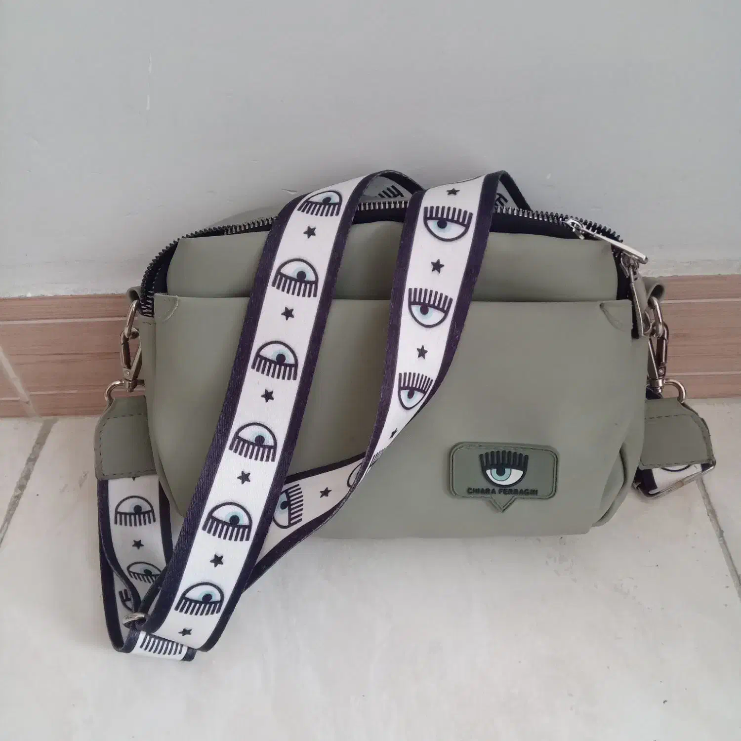 کیف|کیف، کفش، کمربند|باغستان, |دیوار