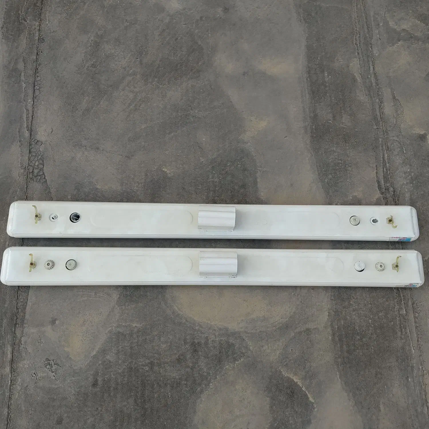 تعدادی قاب مهتابی و هالوژن و دیگر وسایل|لامپ و چراغ|اصفهان, باغ فدک|دیوار