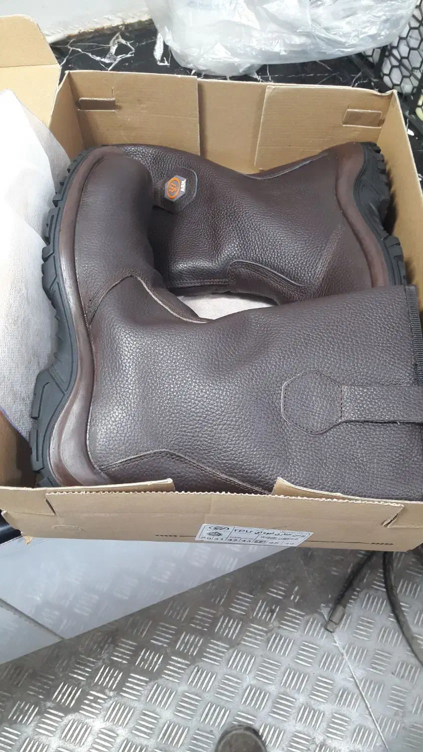 کفش ساق ارگ|کیف، کفش، کمربند|اصفهان, فرودگاه شهید بهشتی|دیوار