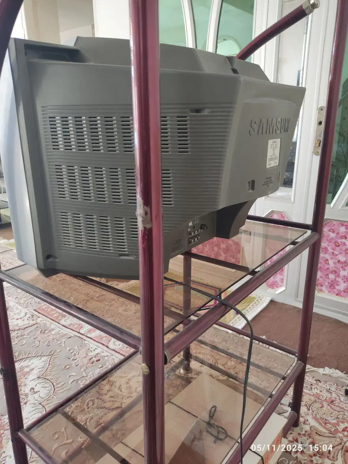 تلویزیون سامسونگ قدیمی و زیرتلویزیون|تلویزیون و پروژکتور|لردگان, |دیوار