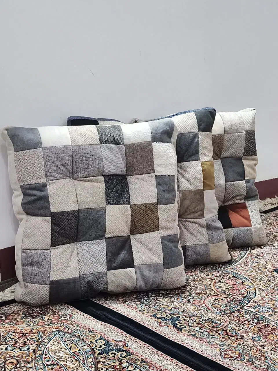 نشیمن ( زیر نشیمن)|رختخواب، بالش، پتو|بانه, |دیوار