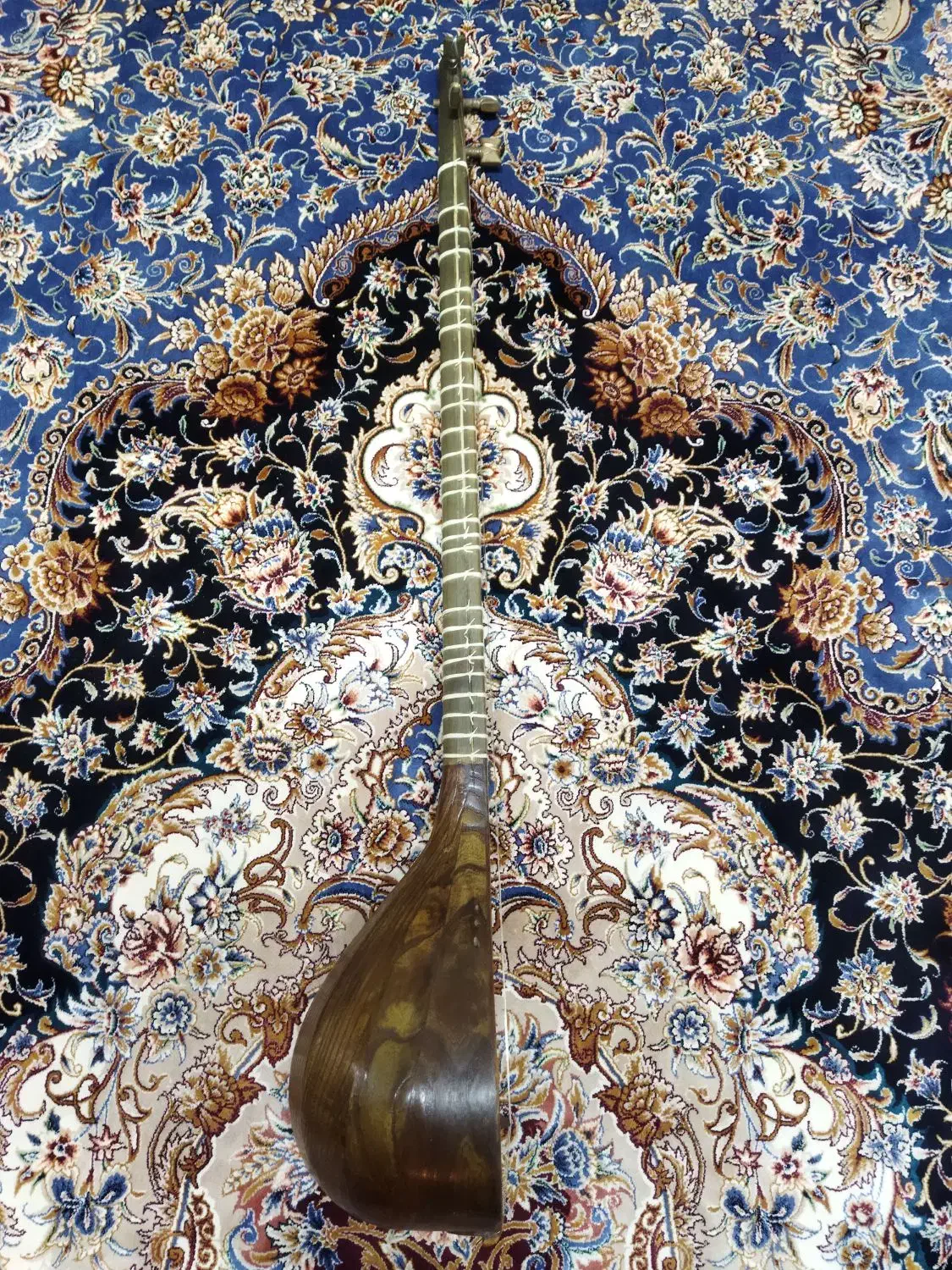 سه تار منسوب به عشقی|سازهای سنتی|همدان, |دیوار