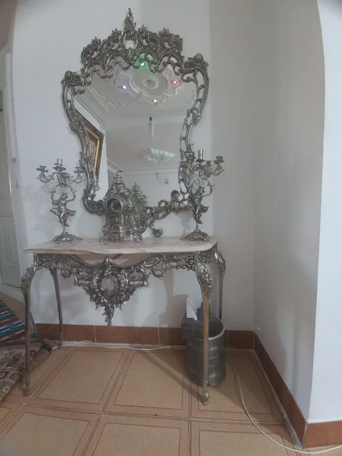 اینه  و ساعت و شمعدانی برنزی|بوفه، ویترین، کنسول|میانه, |دیوار