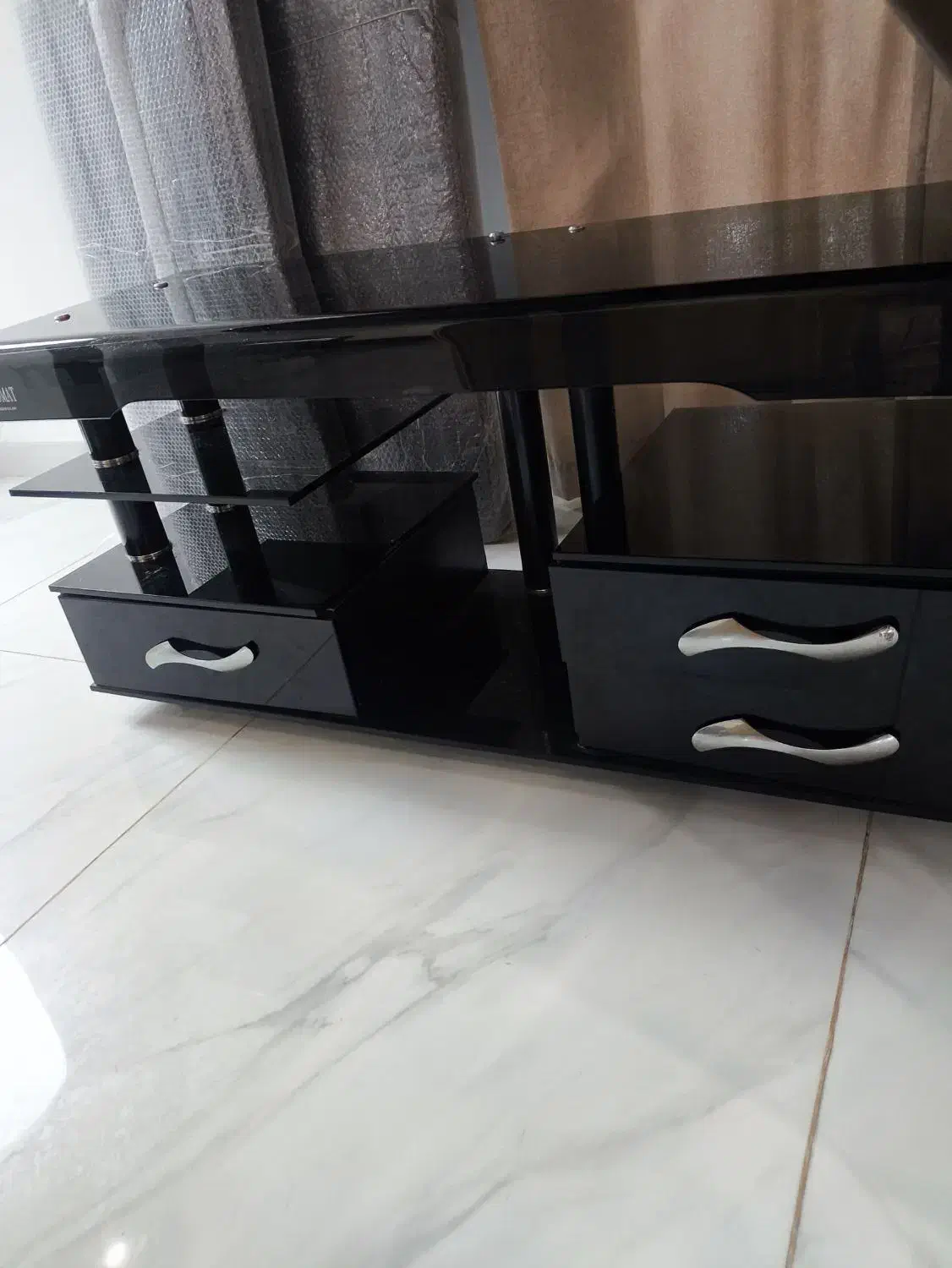 میز تلویزیون شیشه ای تمیز و سالم|میز تلویزیون|هچیرود, |دیوار