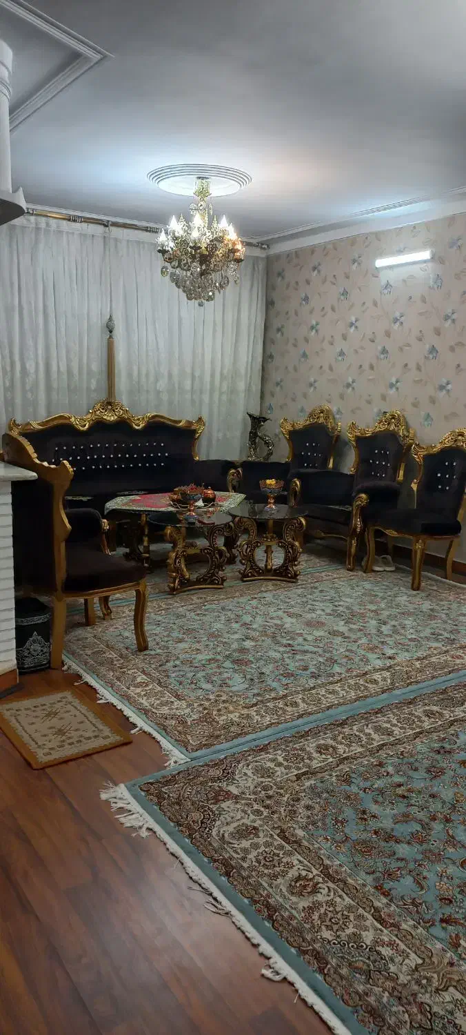 یه دست مبل ۹نفره سلطنتی با۳تا میز عسلی سالم وتمیز|مبلمان خانگی و میز عسلی|قزوین, |دیوار