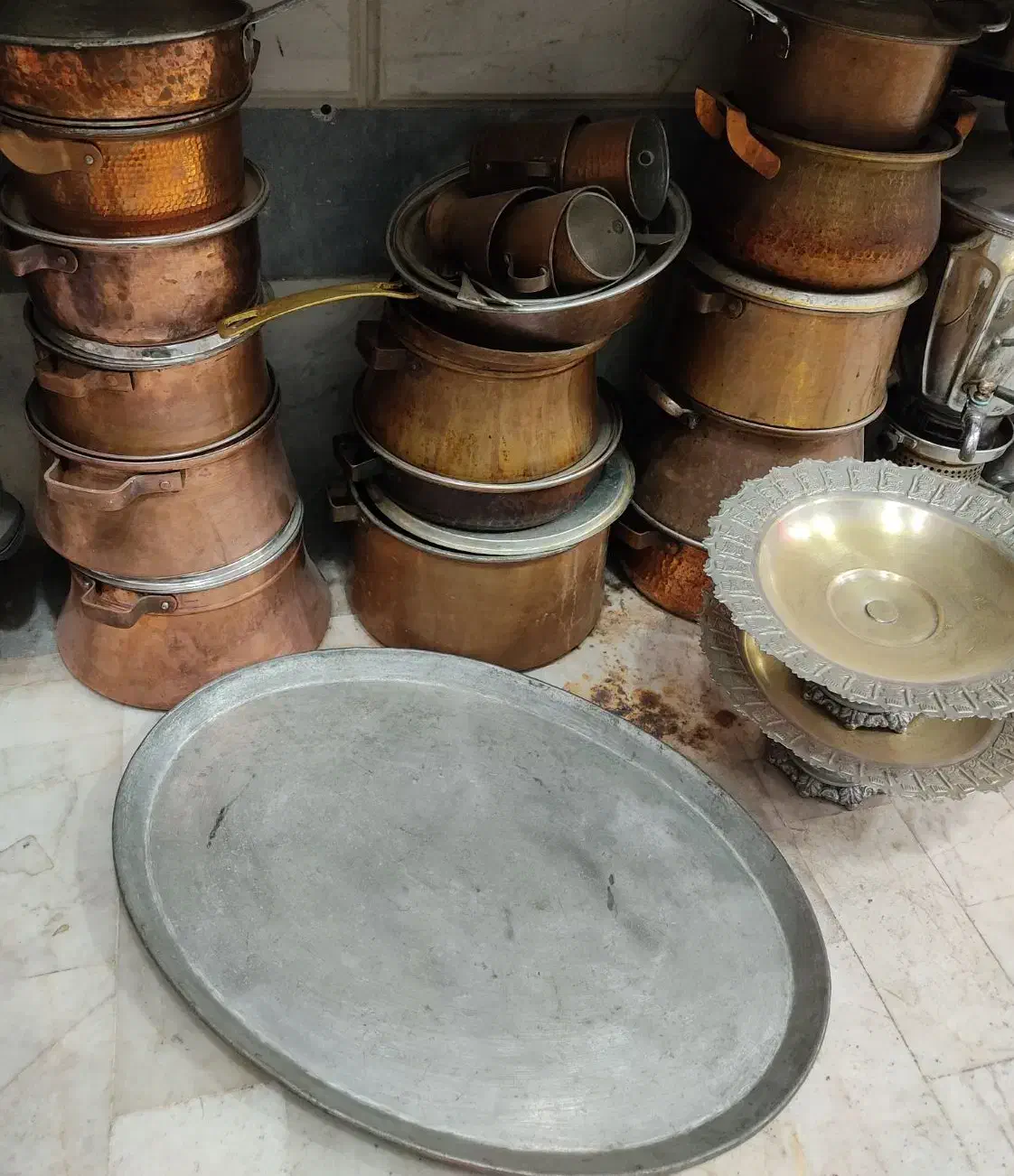 ظروف مسی کهنه|ظروف پخت‌وپز|میانه, |دیوار