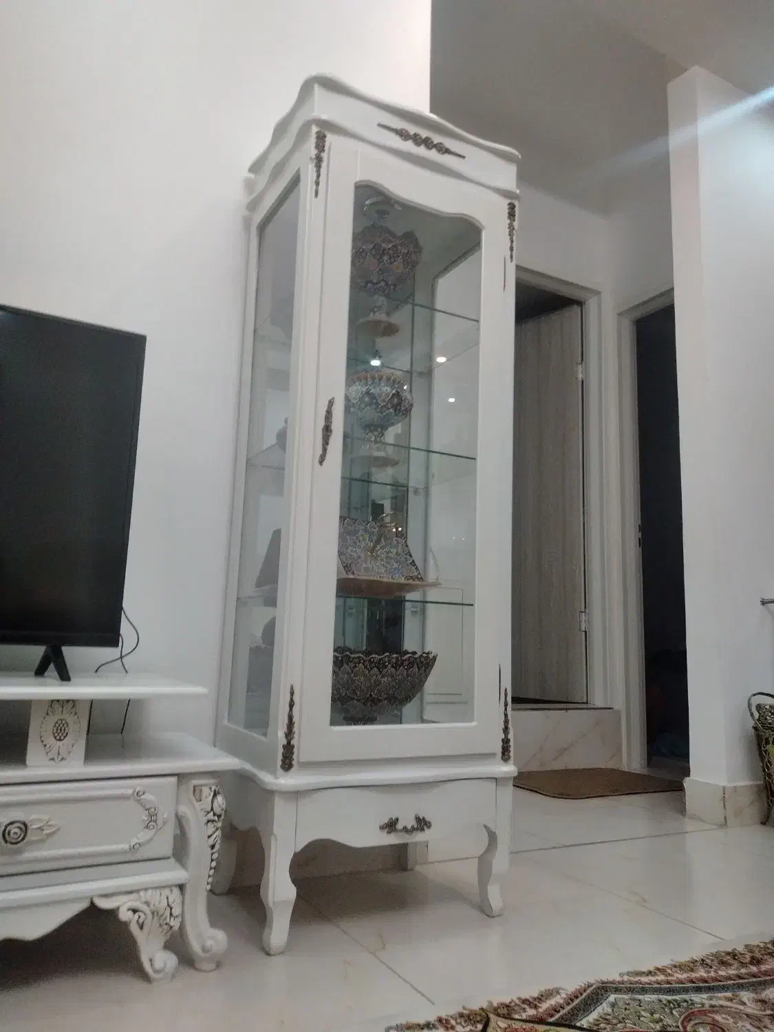 ویترین|کلکسیون اشیاء عتیقه|ساوه, |دیوار