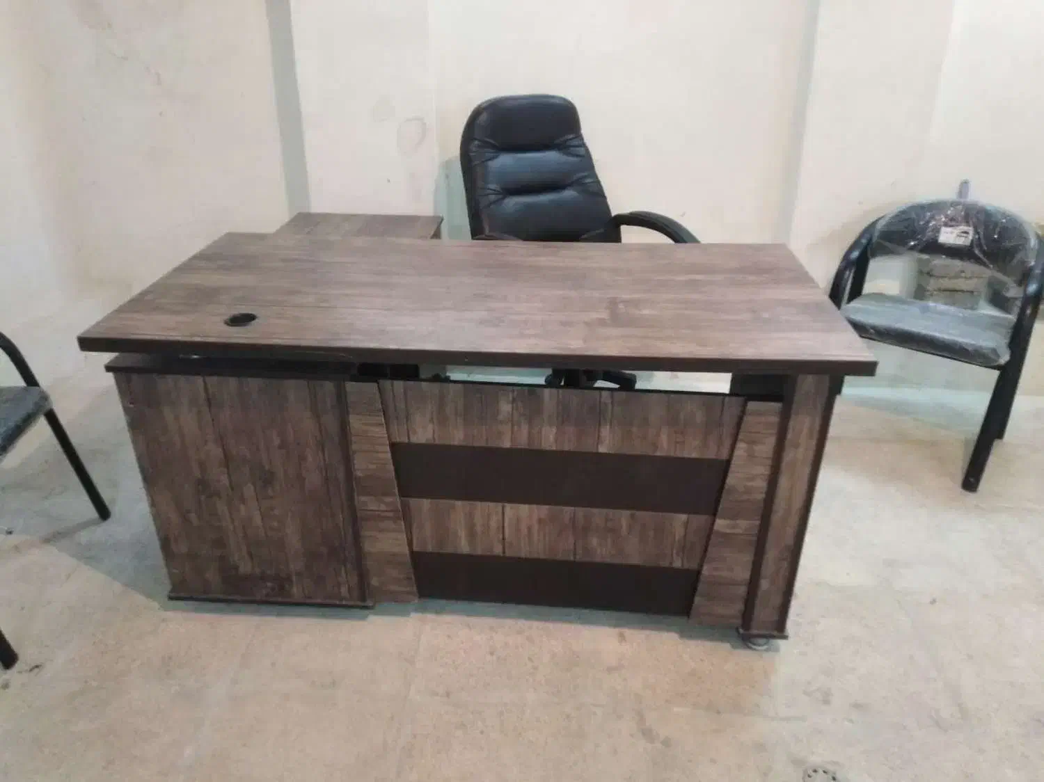میز مدیریت ال نو هستش به همراه دوصندلی ومدیریت|مبلمان اداری|تهران, بازار|دیوار