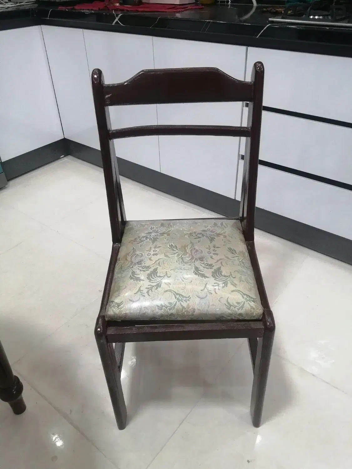 صندلی|میز و صندلی غذاخوری|تربتحیدریه, بی بی حسنیه|دیوار