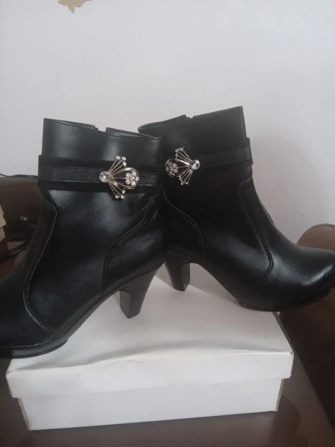 پوتین زنانه|کیف، کفش، کمربند|رشت, گلزاران|دیوار