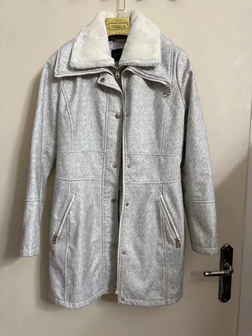 پالتو|لباس|تهران, نیروی هوایی (پیروزی)|دیوار