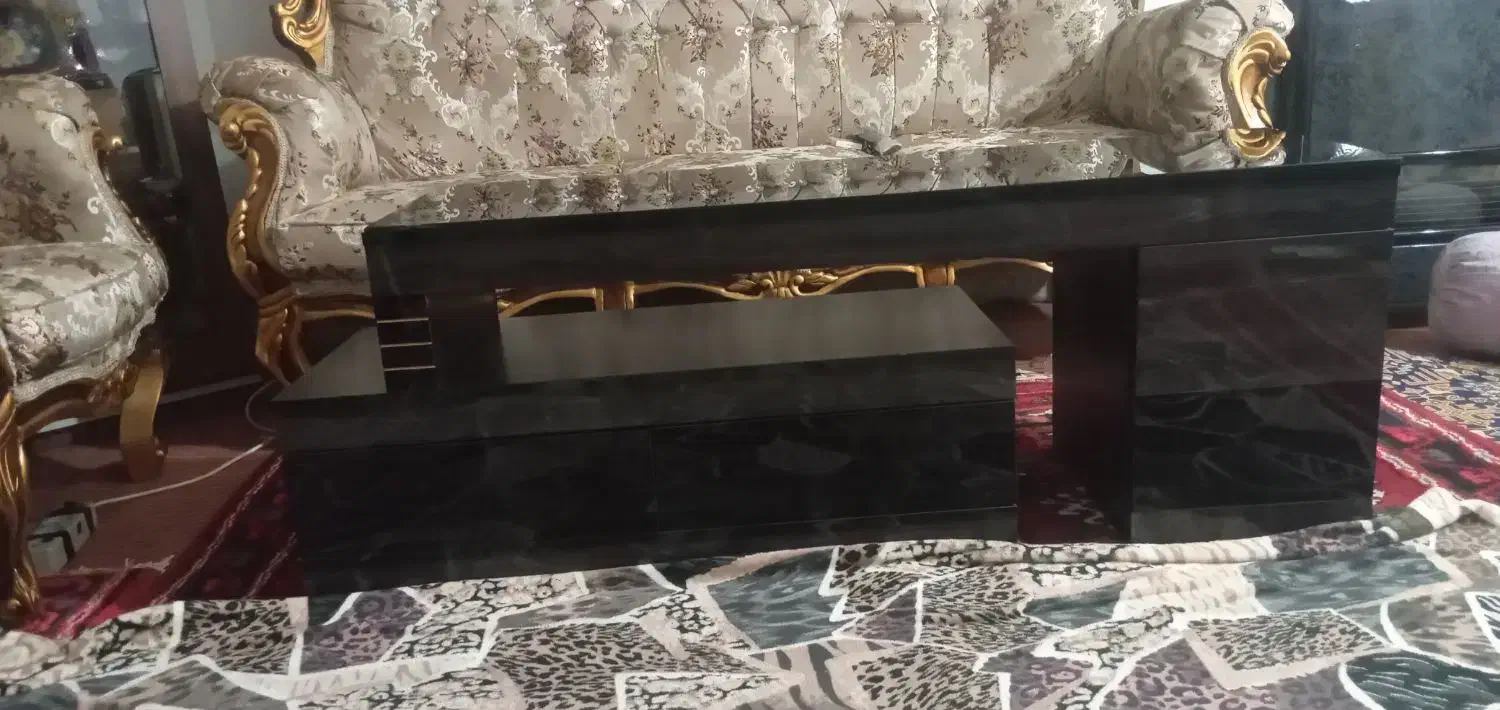 یک عدد میز تلویزیون دو تیکه داری سه عدد کشو درحد|میز تلویزیون|اهر, |دیوار